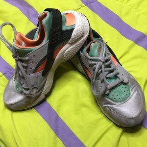 Green, orange & gray Nike huaraches !